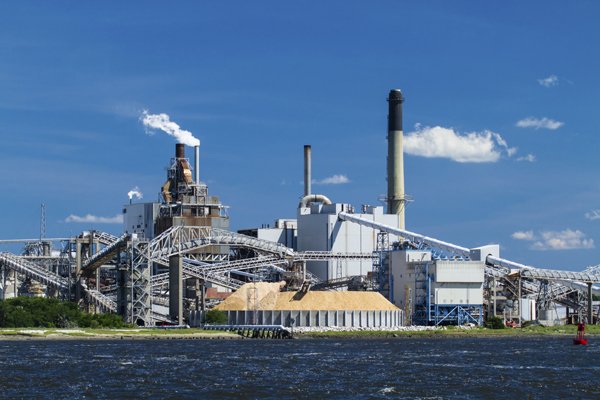 河邊的工業造紙廠